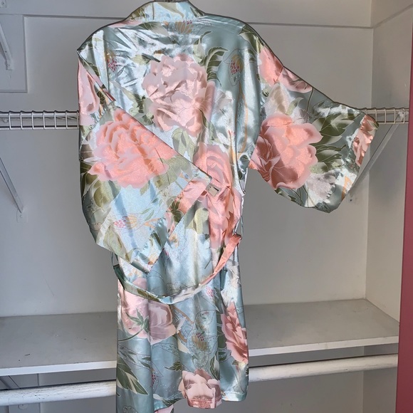 Elegant Satin Bridal Robe - Picture 3 of 8